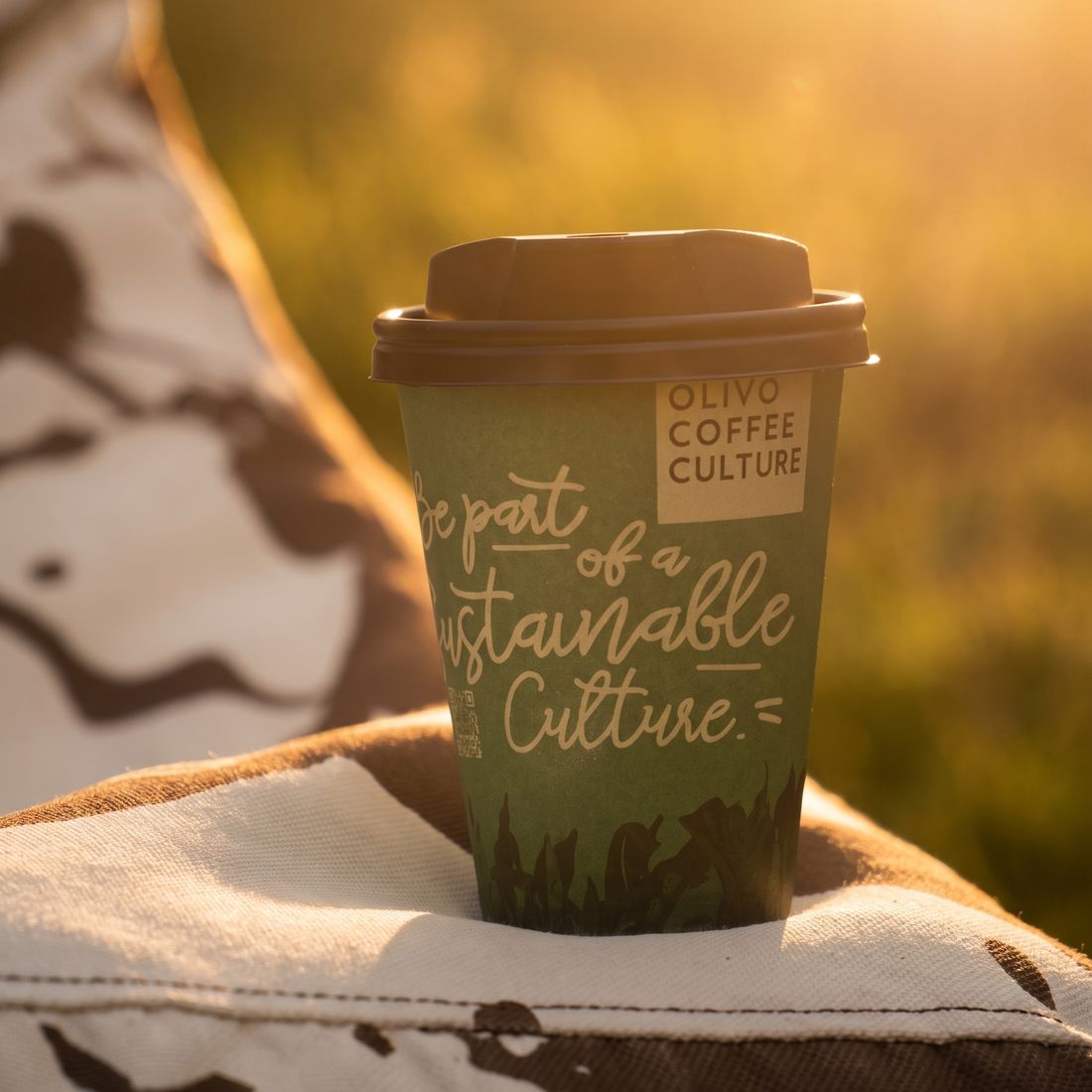 Pahar de cafea, variantă generată AI cu lumină de apus